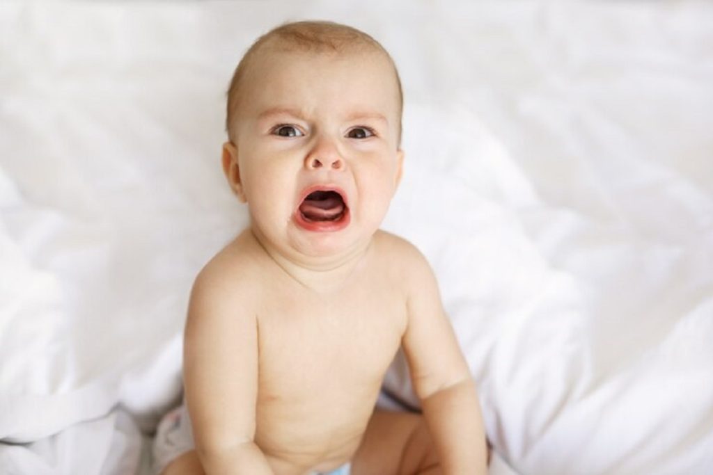 Pourquoi bébé pousse des cris stridents ?