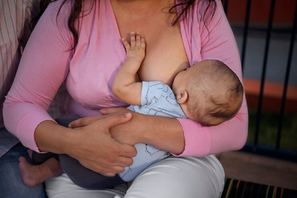 Pourquoi bébé tire sur le mamelon ?