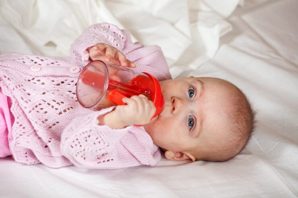 Comment faire accepter le biberon à un bébé allaité ?