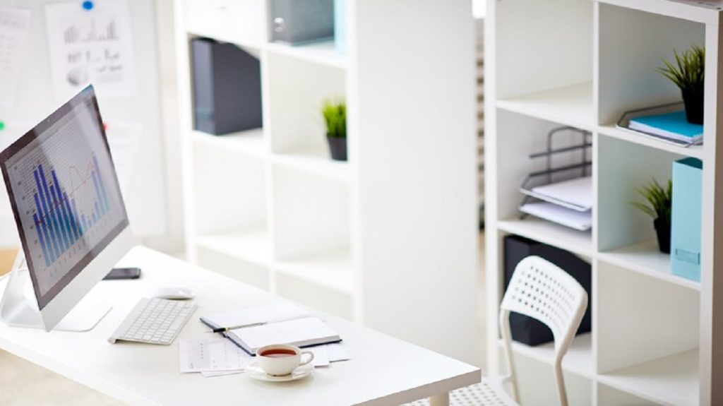 Bureau blanc laqué : Avantages, entretien et comment choisir ?