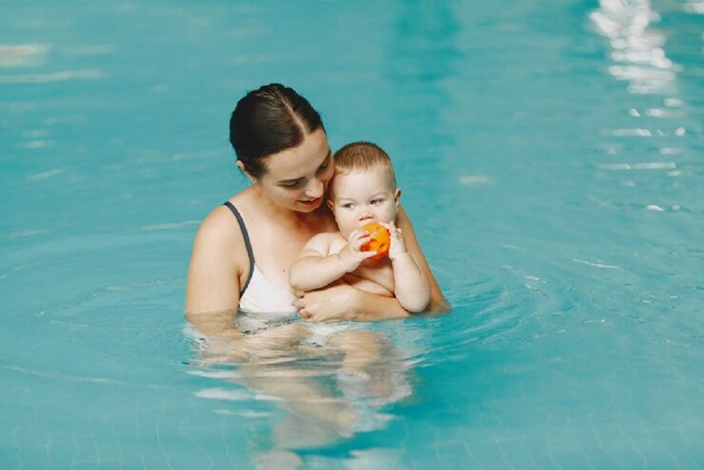 Couche piscine bébé : Guide pour des baignades en toute sécurité