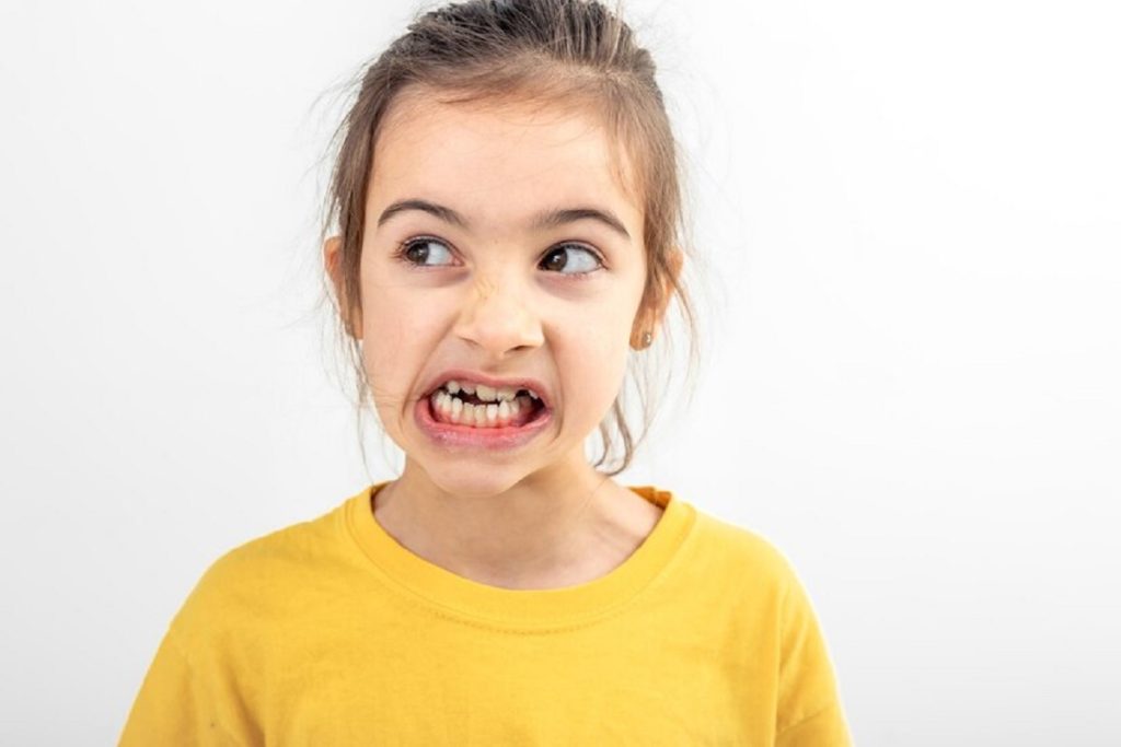 Perte dent de lait 4 ans : facteurs et conseils aux parents