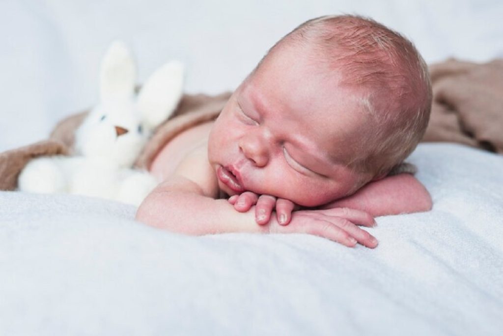 Faut-il réveiller bébé sieste trop longue ?