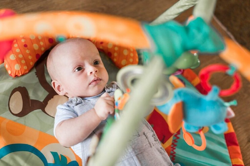 Combien de temps laisser bébé sur tapis d&rsquo;éveil ?