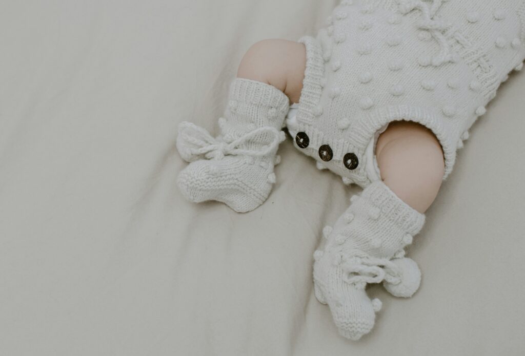 Du ventre au dressing : les bons choix vestimentaires pour les premiers mois de bébé